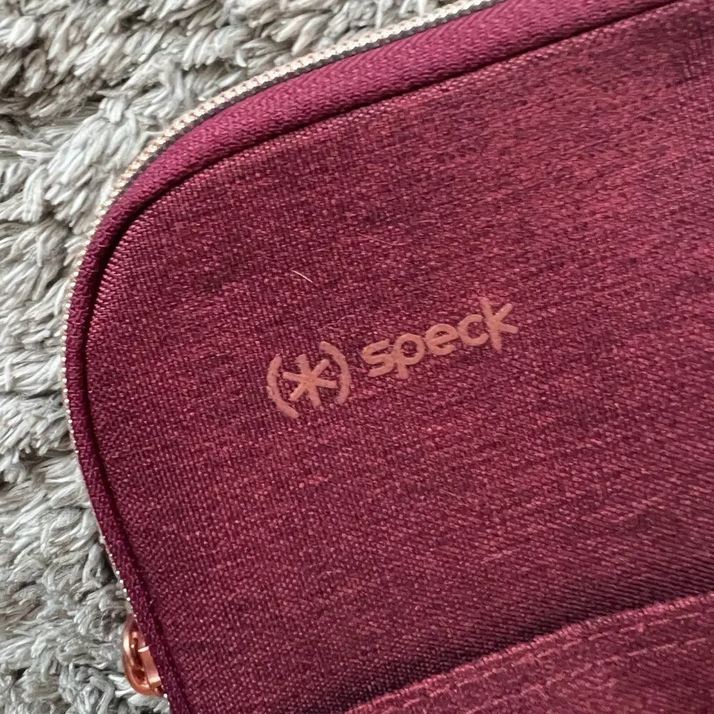 Speck laptop case‎